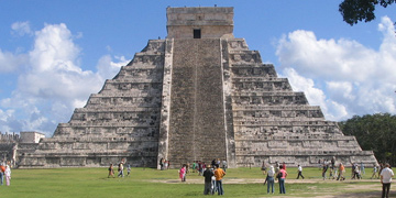 Turistas en la pirámide de Chichén Itzá