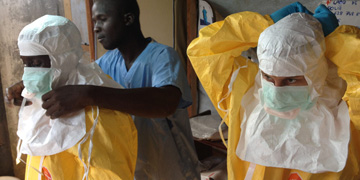 Médicos preparándose para tratar enfermos de ébola