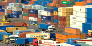 Contenedores con material para exportar