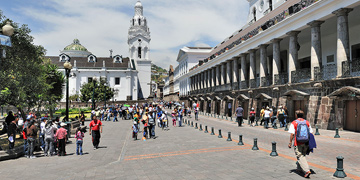 Turistas en la Plaza de la Independencia de Quito