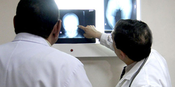 Médicos venezolanos examinando una radiografía