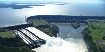 Lago y central hidroeléctrica de Itaipú