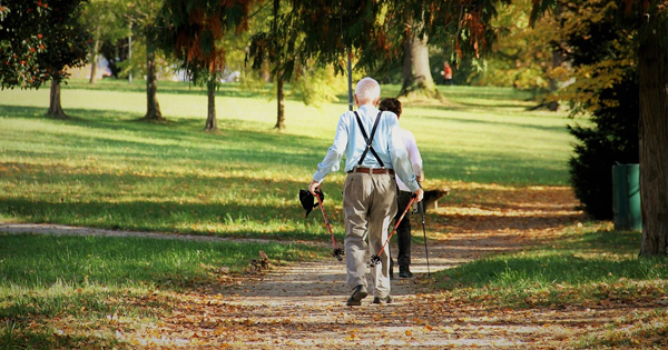 Anciano paseando