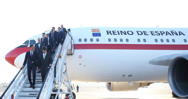 Pedro Sánchez bajando del avión presidencial