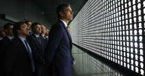 Pedro Sánchez, durante su visita al Museo de la Memora y los Derechos Humanos de Chile