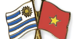 Banderas de Uruguay y Vietnam