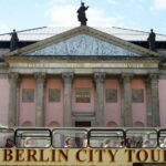 Un autobús turístico pasa por delante de la restaurada Ópera Estatal de Berlín
