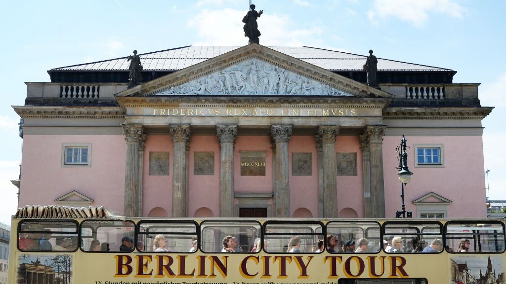 Un autobús turístico pasa por delante de la restaurada Ópera Estatal de Berlín