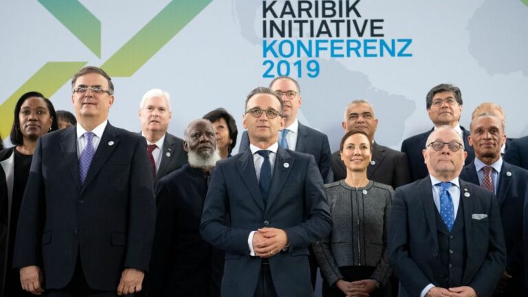 El ministro alemán de Relaciones Exteriores, Heiko Maas, posa junto a sus pares de los países de Latinoamérica y el Caribe participantes en la conferencia celebrada en Berlín, Alemania