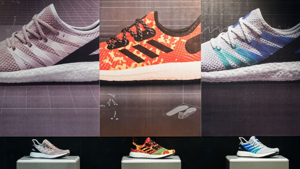 Tres zapatillas pertenecientes a la colección de la companía germana de artículos deportivos Adidas