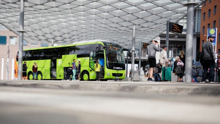 Un autobús de la empresa alemana Flixbus en la estación de autobuses de Hannover, Alemania
