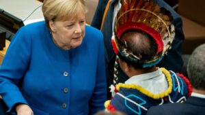 La canciller alemana Angela Merkel habla con los participantes en la Conferencia de las Naciones Unidas sobre el Cambio Climático, la Reunión del Amazonas y las Naciones Unidas