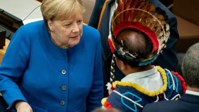 La canciller alemana Angela Merkel habla con los participantes en la Conferencia de las Naciones Unidas sobre el Cambio Climático, la Reunión del Amazonas y las Naciones Unidas