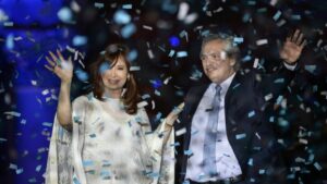 El presidente de Argentina, Alberto Fernández (D), y la vicepresidenta, Cristina Kirchner (I), saludan a sus seguidores en la toma de posesión de ambos, el 10 de diciembre de 2019 en Buenos Aires