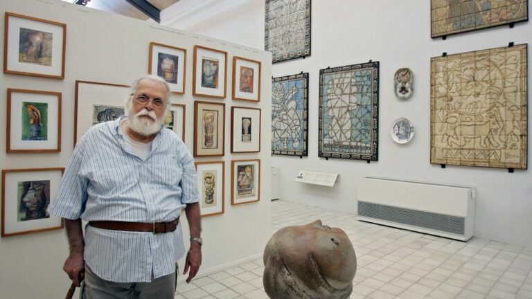 Foto de archivo tomada el 29 de marzo de 2008, del artista franco-brasileño Francisco Brennand posando en su "Academia", el mini museo donde exhibe sus pinturas en Recife, Brasil