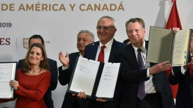 La vicepresidenta de Canadá, Chrystia Freeland (I); el representante comercial de EEUU, Robert Lighthizer (C); y el subsecretario de México para Norteamérica, Jesús Seade, firman las modificaciones del T-MEC, el 10 de diciembre de 2019 en México