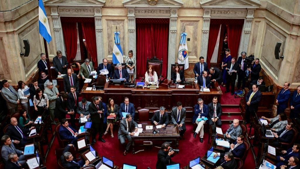 El Senado argentino debate una ley de emergencia económica propuesta por el presidente Alberto Fernández, en Buenos Aires, el 20 de diciembre de 2019