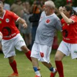 El expresidente de Brasil Luiz Inácio Lula da Silva (C) juega un partido de fútbol en la escuela nacional Florestán Fernandes del Movimiento de Trabajadores Rurales Sin Tierra, el 22 de diciembre de 2019 en Sao Paulo