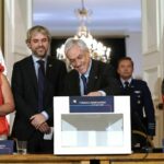 El presidente de Chile, Sebastián Piñera, firma la convocatoria del plebiscito constitucional