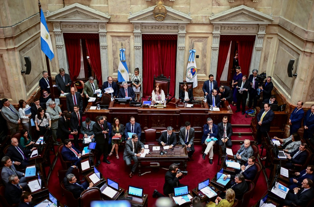 El Senado argentino debate una ley de emergencia económica propuesta por el presidente Alberto Fernández, en Buenos Aires, el 20 de diciembre de 2019