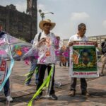 Padres de los 43 estudiantes desaparecidos en 2014 tras ser detenidos por la Policía de Iguana, en el estado de Guerrero