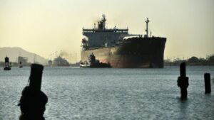 Un buque atraviesa el Canal de Panamá