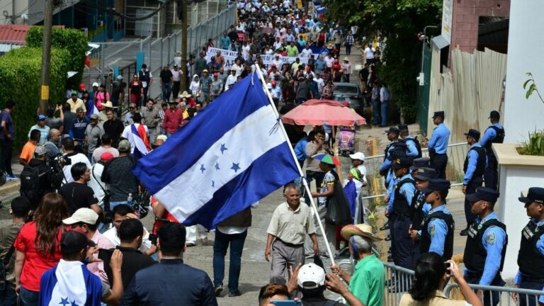 Marcha opositora por el bulevar Morazán, en el este de Tegucigalpa, el 19 de enero de 2020