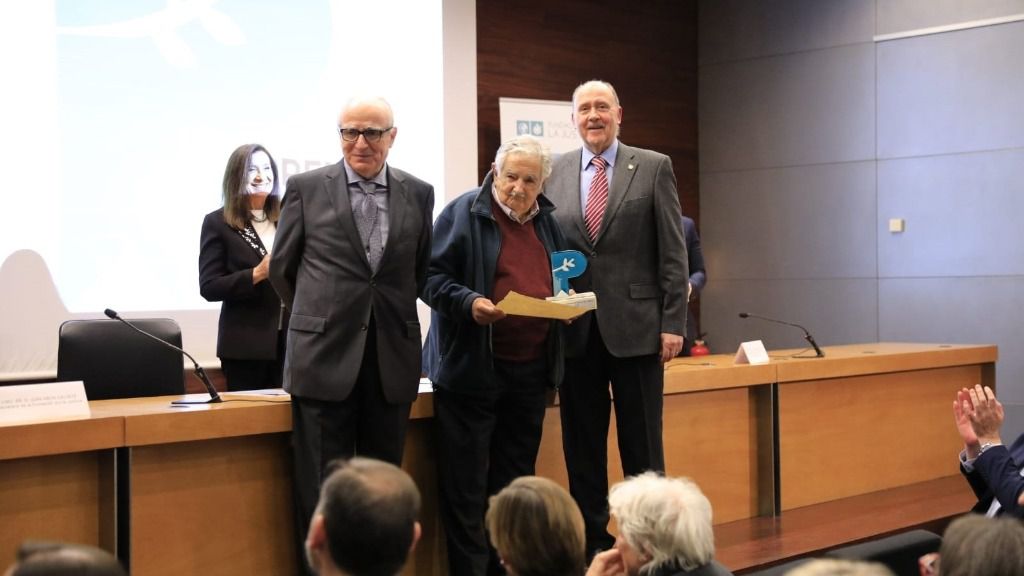 Jose Mujica recibe el premio del CVCA y el ICAV
