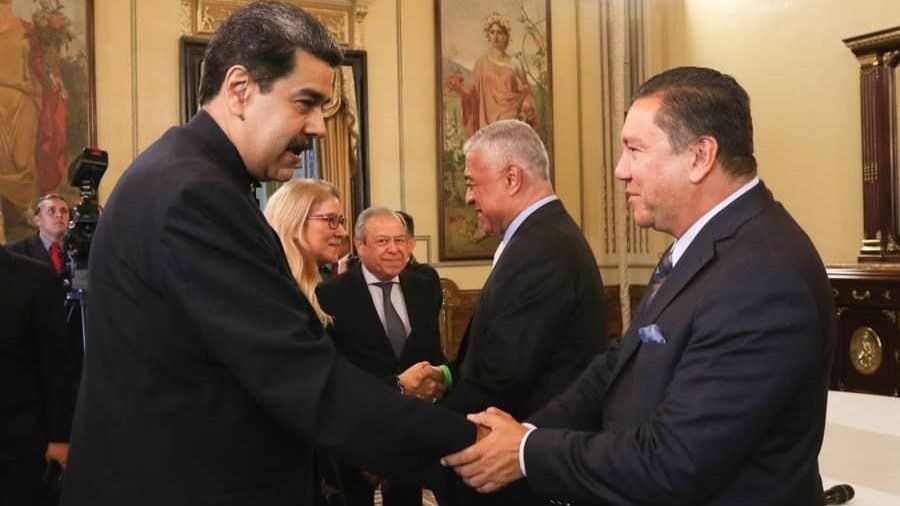 Nicolás Maduro recibe a representantes de la oposición minoritaria de Venezuela