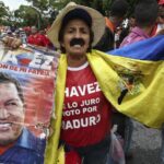 Un hombre sostiene una fotografía de Hugo Chávez