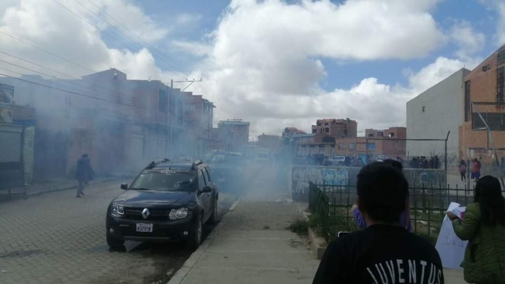 La Policía de Bolivia gasea a manifestantes que protestaban a las puertas del Senado de El Alto