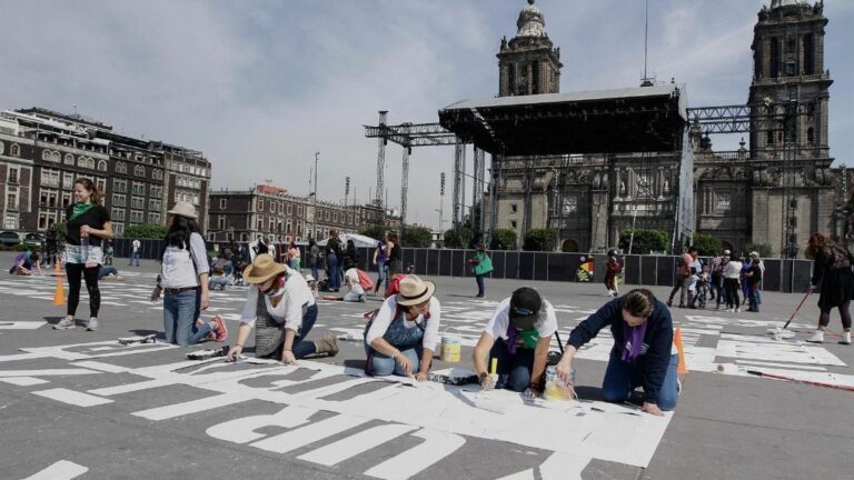 Nombres de mujeres asesinadas pintados en el Zócalo de Ciudad de México