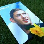 Una flor se posa sobre el retrato de Emiliano Sala