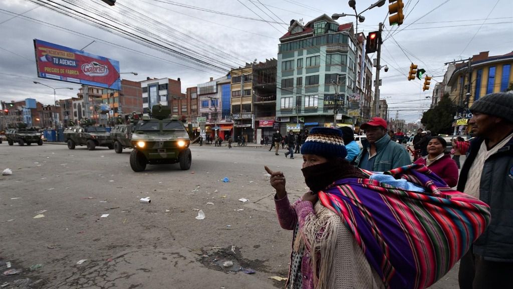 Vehículos del Ejército de Bolivia patrullan las calles de la ciudad de El Alto para hacer que se cumpla la cuarentena de 14 días decretada por el Gobierno como medida de contención del coronavirus