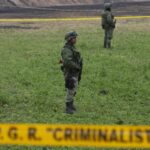 Soldados mexicanos vigilan el escenario de una investigación criminal