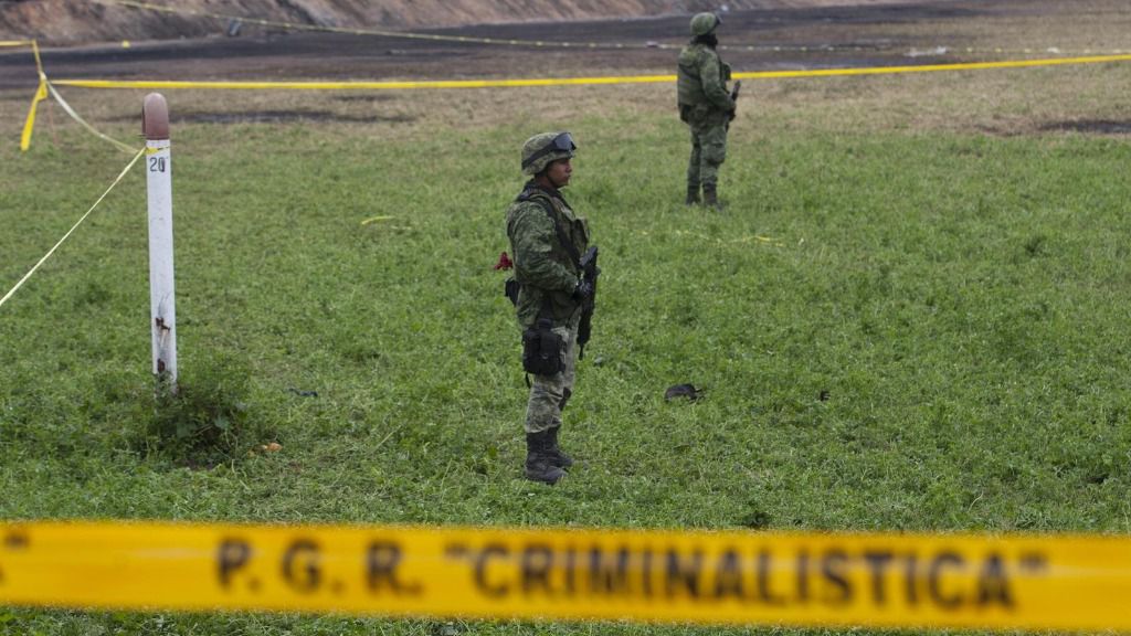 Soldados mexicanos vigilan el escenario de una investigación criminal
