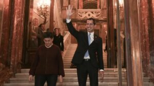 El presidente encargado de Venezuela, Juan Guaidó , saluda junto a la ministra de Asuntos Exteriores, UE y Cooperación, Arancha González Laya, en Madrid