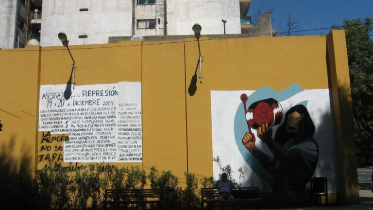 Mural realizado en recuerdo al cacerolazo y la crisis de diciembre de 2001 en Argentina