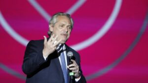 El presidente argentino Alberto Fernández, el 10 de diciembre de 2019 en Plaza de Mayo, Buenos Aires