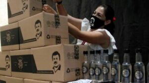 Cajas de suministros con la cara de 'El Chapo' Guzmán repartidas en México