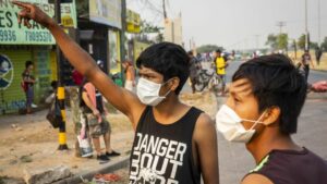 Vecinos de la ciudad boliviana de Santa Cruz con mascarillas por el coronavirus