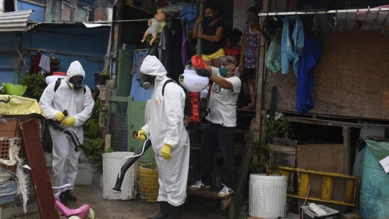 Labores de desinfección en la favela de Santa Marta, en el barrio de Botafogo, Río de Janeiro