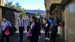 Personas con mascarilla en San Salvador