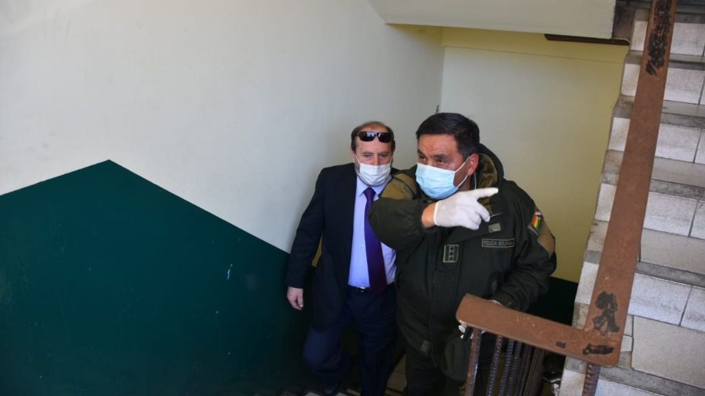 El exministro de Salud de Bolivia Marcelo Navajas acompañado por la Policía tras su arresto