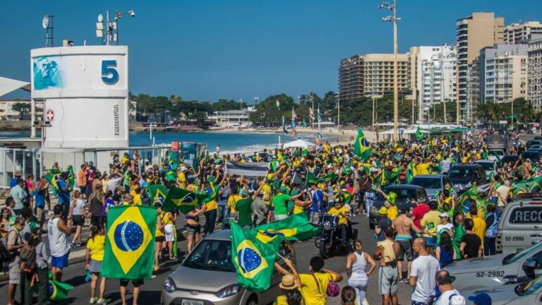 Acólitos del presidente de Brasil, Jair Bolsonaro, durante una marcha contra el Tribunal Supremo Federal