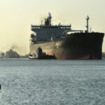 Un buque atraviesa el Canal de Panamá