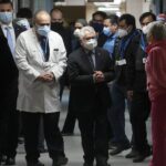El ministro de Salud de Chile, Enrique Paris, visitando un hospital