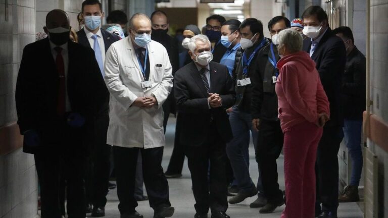El ministro de Salud de Chile, Enrique Paris, visitando un hospital