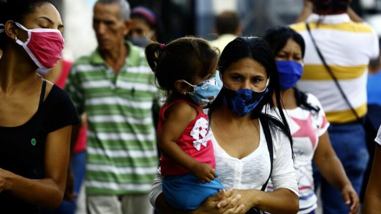 Varias personas con mascarilla en Venezuela por el coronavirus