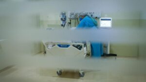 Personal médico del Hospital de Parelheiros, en Sao Paulo, atiende a un paciente de COVID-19